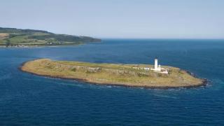 Se caută unic proprietar pentru o insulă în Scoția. Proprietatea, care deține un far, o casă cu cinci dormitoare și 28 de hectare, costă doar 400.000 de euro
