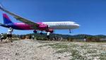 Imagini spectaculoase în Grecia. Un avion de pasageri zboară la doar câţiva metri deasupra turiştilor aflaţi pe plajă