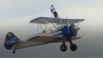 O bătrânică de 93 de ani din Marea Britanie zboară legată de aripa unui avion. Motivul pentru care a recurs la acest gest extrem