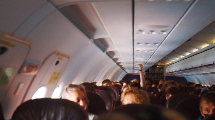 O femeie a murit în timpul unui zbor. Familia "nu a lăsat-o din braţe" timp de 8 ore, până la aterizarea avionului