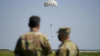 MApN face angajări: Se caută 60 de paraşutişti. Ce condiţii trebuie să îndeplinească cei dornici de o carieră militară