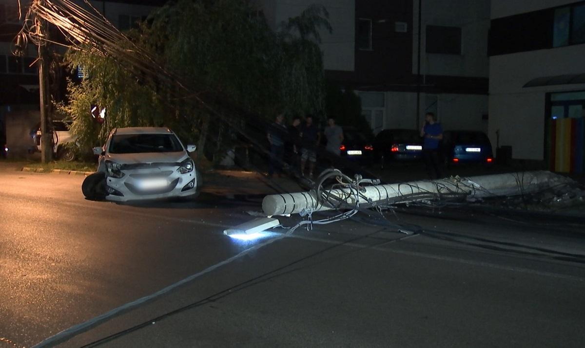 În maşină se aflau patru persoane, însă toate au scăpat, ca prin minune, fără nicio zgârietură