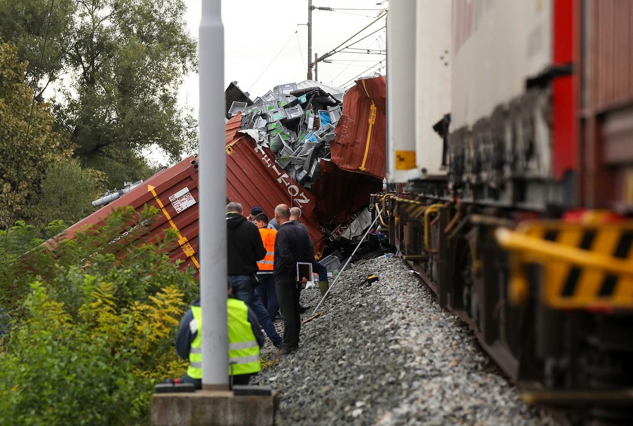 Accident feroviar soldat cu cel puţin trei morţi şi 11 răniţi