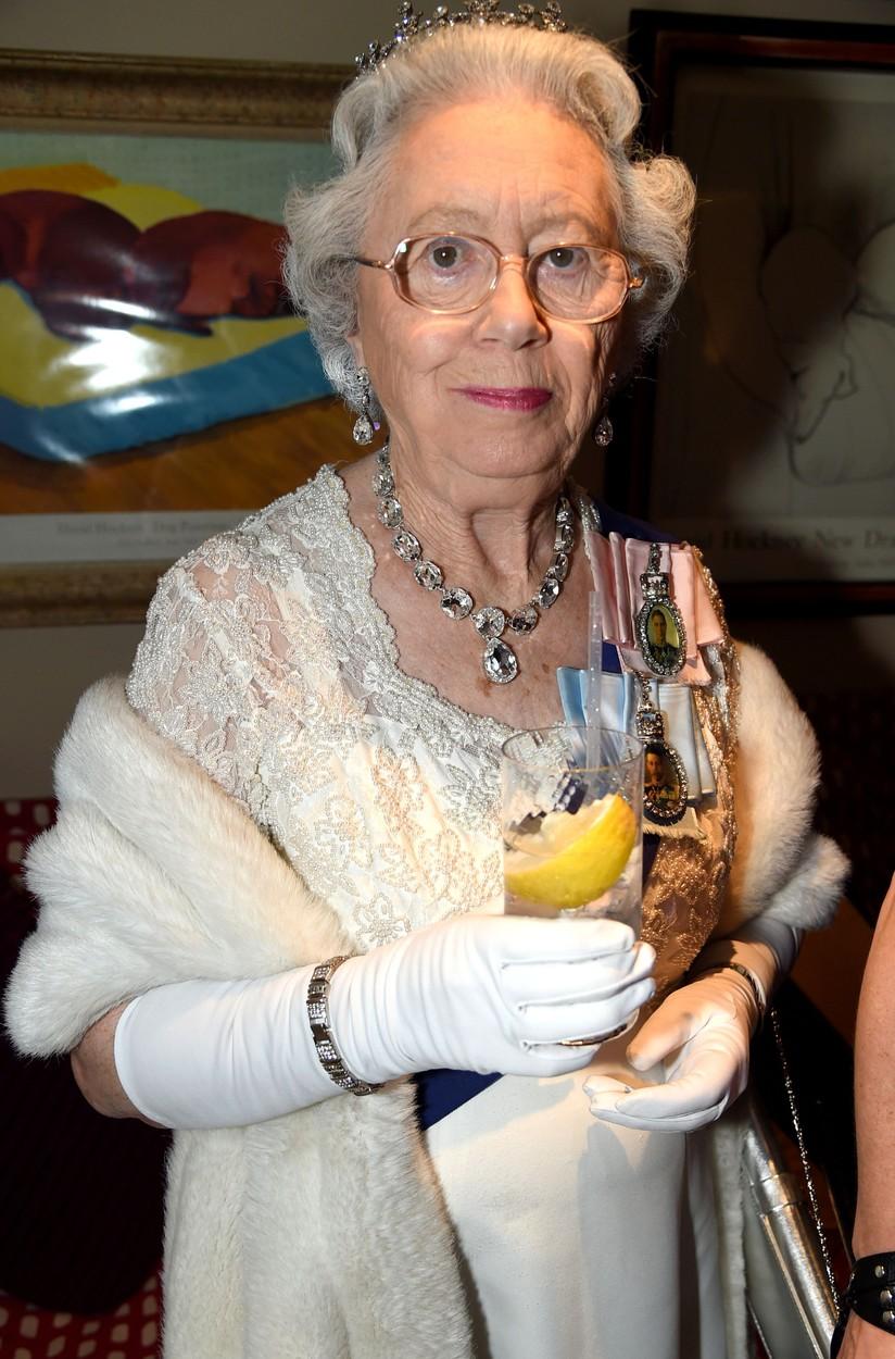 Mary, în vârstă de 89 de ani, din Epping, Essex, și-a început cariera de sosie a reginei în 1988