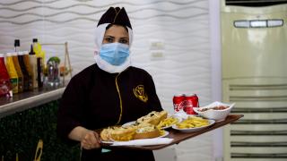 Restaurantul din Palestina în care lucrează și sunt primite doar femei: "Am dovedit lumii că suntem capabile"