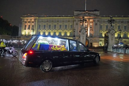 Sicriul cu trupul Reginei Elisabeta a II-a a ajuns la Palatul Buckingham