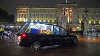 Sicriul cu trupul Reginei Elisabeta a II-a a ajuns la Palatul Buckingham. Suverana, primită de mulţime în aplauze şi urale