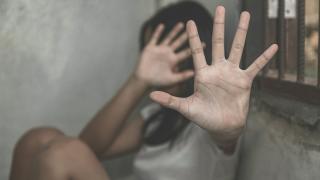 O mamă din Balş îl acuză pe un localnic că a întreţinut relaţii sexuale cu fiica sa minoră. Bărbatul de 44 de ani a fost arestat