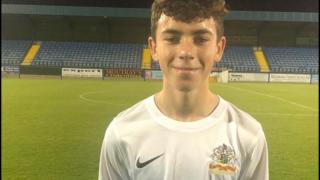 Un băiat de aproape 14 ani, cel mai tânăr fotbalist britanic care a debutat la profesionişti