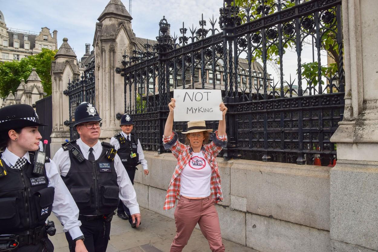 "Charles nu este regele meu!". Arestarea mai multor anti-monarhişti pentru proteste stârneşte îngrijorare în UK