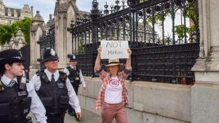 "Charles nu este regele meu!" Arestarea mai multor anti-monarhişti pentru proteste stârneşte îngrijorare în UK