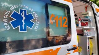 Ambulanţă aflată în misiune, implicată într-un accident rutier, în Prahova. Asistenta a fost rănită, iar pacienta a fost preluată de altă autosanitară