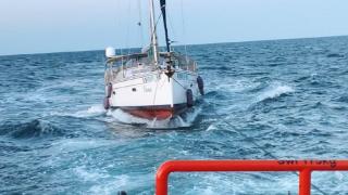 Alertă în Marea Neagră. O ambarcaţiune cu 8 persoane la bord, în pericol să se răstoarne din cauza mării agitate, aproape de Mangalia
