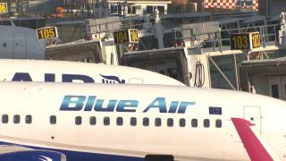 Blue Air anunță că va rambursa banii pasagerilor afectați de anularea zborurilor doar dacă investitorii cu care negociază vor cumpăra compania