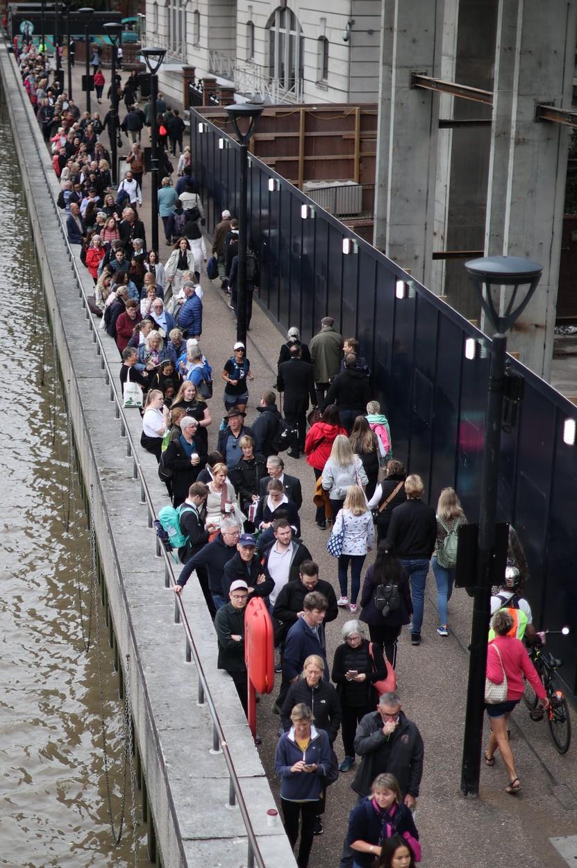 Mii de oameni, la coadă pentru a-i aduce un ultim omagiu reginei Elisabeta a II-a