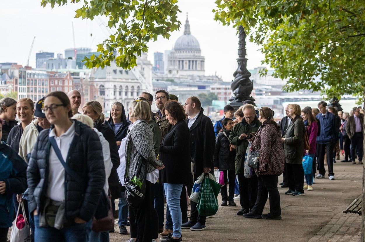 Mii de oameni, la coadă pentru a-i aduce un ultim omagiu reginei Elisabeta a II-a