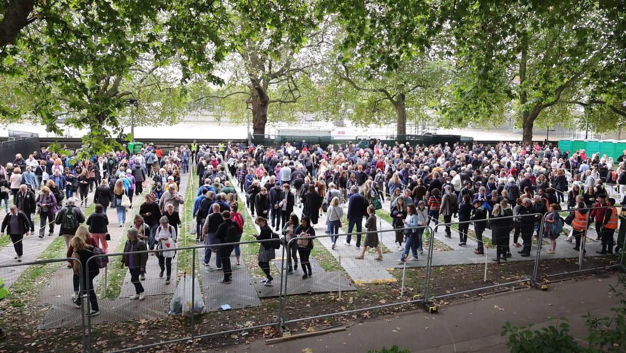 Mii de oameni, la coadă pentru a-i aduce un ultim omagiu reginei Elisabeta a II-a