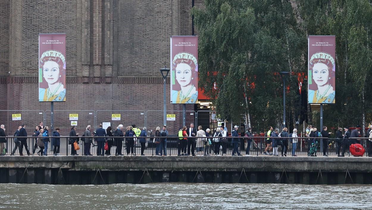 Mii de oameni, la coadă pentru a-i aduce un ultim omagiu reginei Elisabeta a II-a