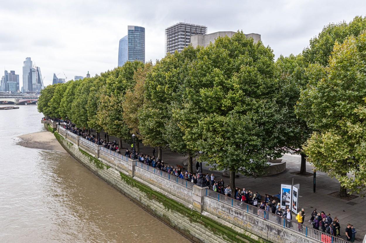 Mii de oameni, la coadă pentru a-i aduce un ultim omagiu reginei Elisabeta a II-a