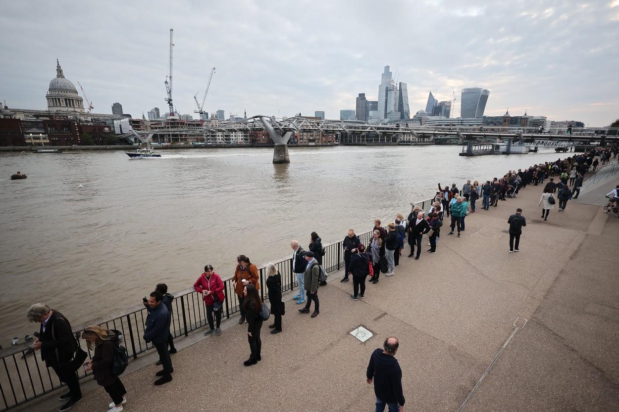 Mii de oameni, la coadă pentru a-i aduce un ultim omagiu reginei Elisabeta a II-a