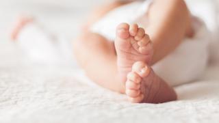 Bebeluş nou-născut, mort în condiții suspecte, în Anglia. Copila a fost găsită căzută între canapea și perete, de către tatăl ei