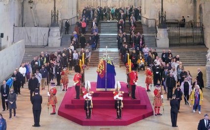 O delegație a guvernului chinez nu a fost lăsată să intre la sicriul reginei Elisabeta de la Westminster Hall