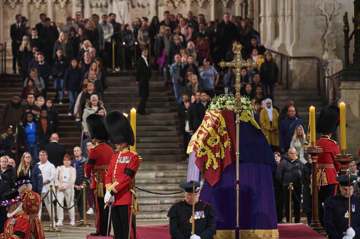 Regina Elisabeta a II-a va fi înhumată astăzi, la Windsor. Şefi de stat, demnitari de rang înalt şi capete încoronate, prezenţi la ceremonia religioasă de la Abaţia Westminster