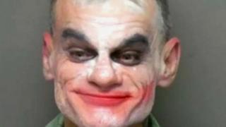 Un bărbat îmbrăcat în Joker a fost arestat, după ce a ameninţat mai mulţi oameni cu moartea, în SUA. Bărbatul susţine că "a glumit"