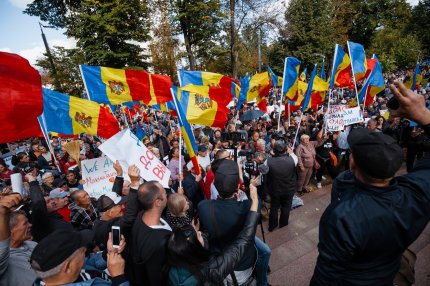 Mii de persoane la un protest antiguvernamental la Chişinău. Oamenii cer demisia preşedintelui Maia Sandu şi a guvernului