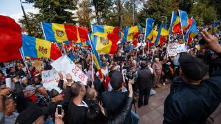 Mii de persoane la un protest antiguvernamental la Chişinău. Oamenii cer demisia preşedintelui Maia Sandu şi a guvernului