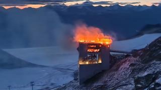 Incendiu spectaculos la 3.000 de metri altitudine, în Alpii elveţieni. Un restaurant s-a aprins ca o torţă, în mijlocul zăpezilor