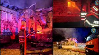 Incendiu puternic în Babadag, Tulcea, mai multe locuinţe au fost distruse. Focul ar fi fost pus intenţionat