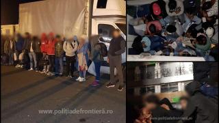 Peste 70 de migranţi, ascunşi în 3 TIR-uri, la vama Nădlac. Se strecuraseră printre frigidere şi piese auto, sperând să ajungă în Ungaria