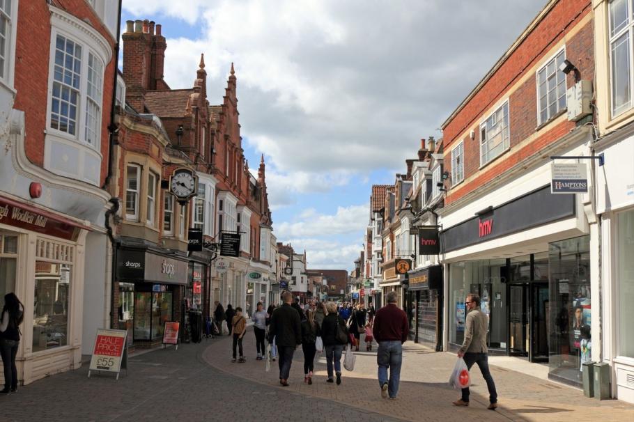 stradă din Horsham, West Sussex Bebeluş rănit, pe o stradă din Horsham, West Sussex