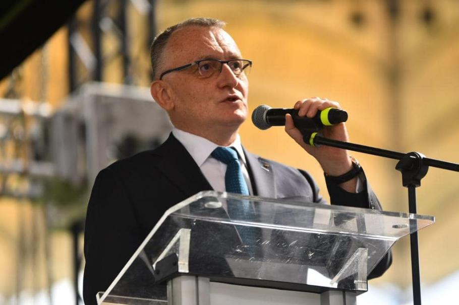 PressOne: Sorin Cîmpeanu a plagiat 92 de pagini din munca a doi colegi. Reacția ministrului Educației PressOne: Sorin Cîmpeanu a plagiat 92 de pagini din munca a doi colegi. Reacția ministrului Educației