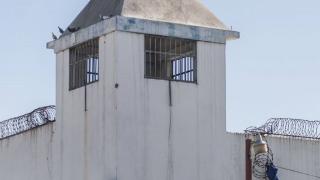 145 de deținute au evadat după ce s-au năpustit asupra gardienilor, într-o închisoare din Haiti. Un polițist a fost ucis