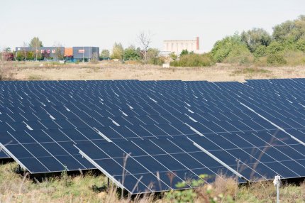 Paradox greu de explicat: zeci de mii de panouri fotovoltaice zac în depozite exact când întreaga Europa se confruntă cu o criză energetică