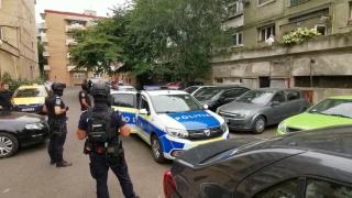 Bătaie cu bâte, cuţite şi macete în Bucureşti: o persoană a fost înjunghiată şi mai multe maşini, distruse. 17 persoane sunt cercetate