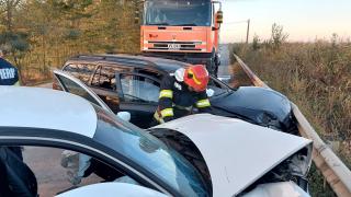 Patru răniți, printre care și un bebeluș, după ce un șofer de 54 de ani a intrat frontal într-un alt autoturism în Dâmbovița