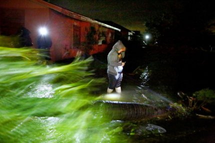 "Aoleu! Ne zboară! Hai cu Doamne Ajută!". Mii de români, în calea uraganului devastator Ian. Furtuna a lovit cu o putere inimaginabilă coasta Floridei Imagine:	No file chosen Descriere:	 Sursa foto: