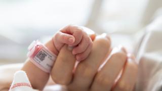 Scandal în spital: tată furios că nu poate schimba în acte ziua de naştere a fiului său. Reacţia soţiei bărbatului din UK
