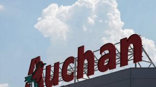 Mizerie şi alimente expirate în zeci de magazine Auchan. Inspectorii ANPC au dat amenzi de 750.000 de lei şi au închis temporar 14 dintre ele