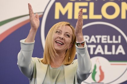 "Sperăm că Spania va trece şi ea la dreapta", i-a urat Giorgia Meloni liderului partidului spaniol de extremă dreapta