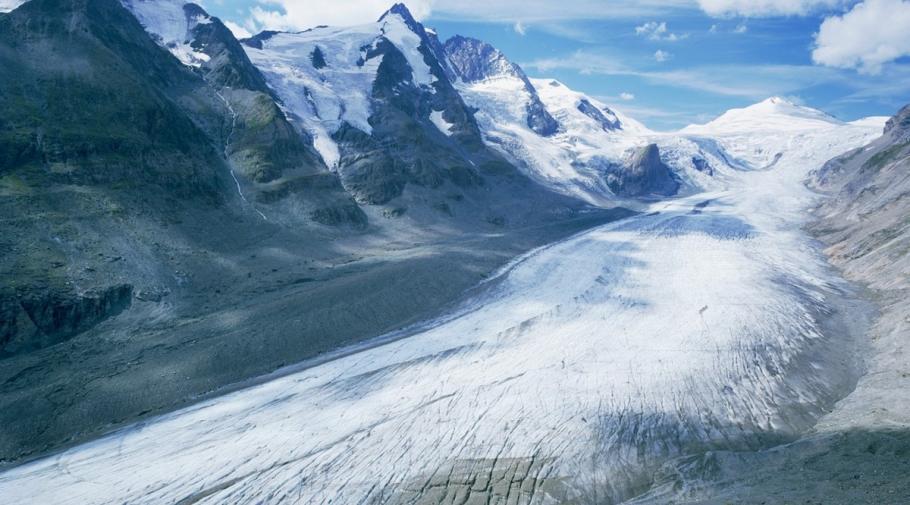 Pasterze, cel mai mare gheţar din Austria Pasterze, cel mai mare gheţar din Austria, s-a topit de "de două până la patru ori" mai rapid în 2022 faţa de media ultimilor ani