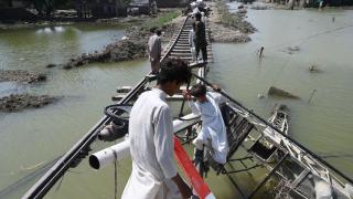 Bilanţul negru din Pakistan creşte cu încă 57 de morți, dintre care 25 copii. Inundaţiile catastrofale au ucis deja 1.200 de oameni