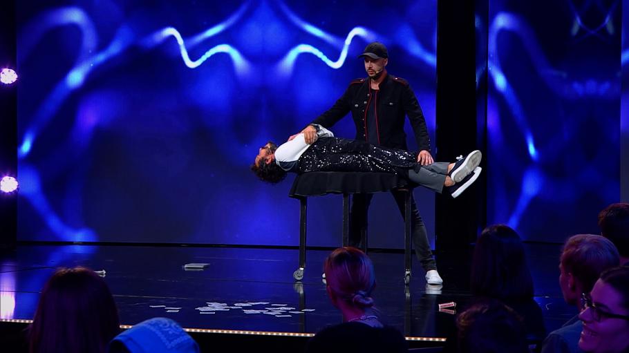 Stand-Up Revolution, diseară, la Antena 1. Costel, moment impresionant de levitaţie sub bagheta magicianului Johannes Stand-Up Revolution, diseară, la Antena 1. Costel, moment impresionant de levitaţie sub bagheta magicianului Johannes