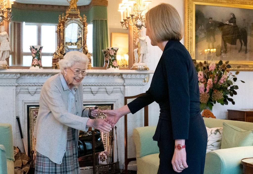 Regina Elisabeta a II-a și Liz Truss, noul premier al Regatului Unit.