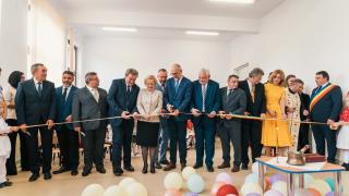 O grădiniţă dintr-o comună din Sălaj, inaugurată cu fast de politicieni: 10 oameni s-au înghesuit să taie panglica