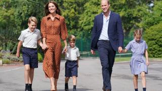 William şi Kate Middleton devin Prinţ şi Prinţesă de Wales, titluri moştenite de la Charles şi Lady Diana. Mesajul regelui pentru Harry şi Meghan Markle