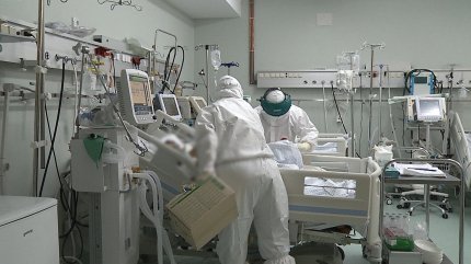 Caz de triplă infecţie virală la Iaşi. Un bărbat a ajuns la ATI, după ce s-a infectat cu coronavirus, virusul gripal şi cel respirator sinciţial